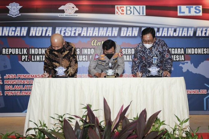 Penandatanganan Nota Kesepahaman dan Perjanjian Kerja sama antara Korlantas Polri dengan BNI yang ditandatangani oleh Kakorlantas Polri Irjen Pol Istiono dan Direktur Hubungan Kelembagaan BNI Sis Apik Wijayanto di Jakarta.