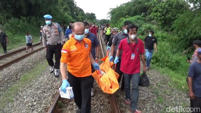 Bocah di Purwakarta tewas tersambar kereta saat mau ambil bola di rel