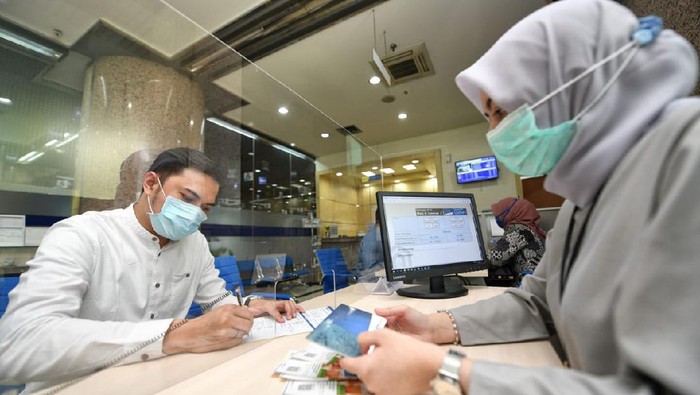 BTN Syariah Tumbuh Dua Digit Nasabah Unit Usaha Syariah (UUS) PT Bank Tabungan Negara (Persero) Tbk. tengah melakukan transaksi di kantor BTN Syariah di Jakarta, Rabu (7/4/2021). BTN Syariah tetap mencatatkan pertumbuhan kinerja mencapai double digit kendati berada di bawah tekanan pandemi. Pembiayaan UUS BTN tersebut tercatat tumbuh hingga 12,6% per Februari 2021 ditopang masih tingginya kebutuhan akan rumah serta berbagai stimulus pemerintah di sektor perumahan.