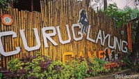 Berada di ketinggian 1.400 MDPL, Curug Layung menjadi destinasi wisata di Kabupaten Bandung Barat yang cocok dijajal di akhir pekan. Curug Layung menyediakan camping ground dengan suasana di tengah hutan pinus. (Erna Mardiana/detikTravel)