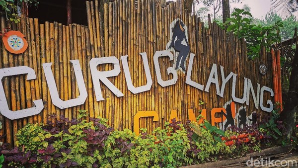 Berada di ketinggian 1.400 MDPL, Curug Layung menjadi destinasi wisata di Kabupaten Bandung Barat yang cocok dijajal di akhir pekan. Curug Layung menyediakan camping ground dengan suasana di tengah hutan pinus. (Erna Mardiana/detikTravel)