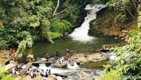 Untuk menuju Curug Layung ini terdapat dua jalur yang bisa dilewati, yakni lewat jalur Gapura Komando dan lewat jalur daerah wisata CIC (Ciwangun Indah Camp). Anda bisa memarkirkan kendaraan dan membeli tiket masuk seharga Rp 10 ribu. (Erna Mardiana/detikTravel)