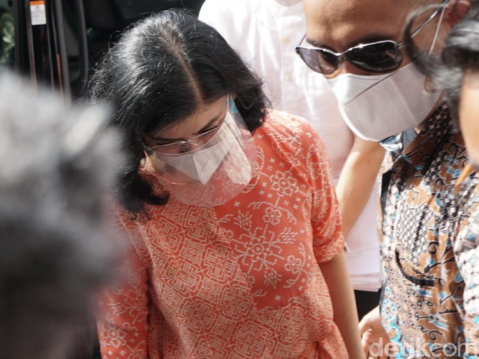 Ibunda Bams eks Samsons, Desiree Tarigan saat memberi keterangan pers terkait laporan kisruh rumah tangganya di Polres Jakarta Selatan, Jakarta, Rabu, (7/4/2021).