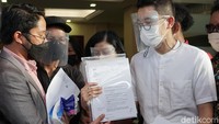 Sementara sebelumnya Hotma justru merasa telah difitnah oleh pihak Desiree terkait beberapa hal. (Foto: Palevi/detikcom) 