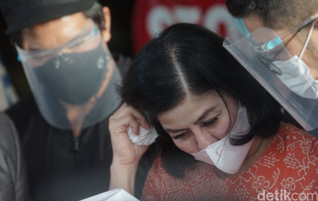 Ibunda Bams eks Samsons, Desiree Tarigan saat memberi keterangan pers terkait laporan kisruh rumah tangganya di Polres Jakarta Selatan, Jakarta, Rabu, (7/4/2021).