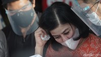 Tidak sendirian, Desiree bersama sang Ibunda yaitu Muliana Tarigan melaporkan Hotma Sitompul. (Foto: Palevi/detikcom) 