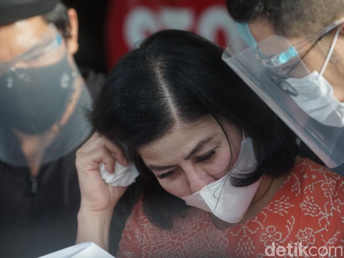 Ibunda Bams eks Samsons, Desiree Tarigan saat memberi keterangan pers terkait laporan kisruh rumah tangganya di Polres Jakarta Selatan, Jakarta, Rabu, (7/4/2021).