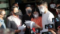 Beberapa pasal yang diduga dilanggar Hotma Sitompul adalah Pasal 310 KUHP (Pencemaran Nama Baik), Pasal 311 KUHP (Fitnah) dan Pasal 27 ayat 3 UU ITE (Penyebarluasan Informasi Elektronik Yang Berisikan Pencemaran Nama Baik Dan Fitnah). (Foto: Palevi/detikcom) 
