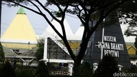 Berdasarkan website resmi TMII yang dikutip detikcom, Rabu (7/4/2021), museum itu dibangun dari gagasan Ibu Tien Soeharto dalam upaya mengungkap rasa syukur dan penghargaan yang tinggi atas peran serta dan dukungan masyarakat Indonesia dan mancanegara, serta keinginan beliau agar koleksi barang-barang keluarga Soeharto, termasuk cendera mata yang diperoleh dari para sahabat dan kenalannya selama masa pengabdiannya kepada nusa dan bangsa dapat dinikmati oleh masyarakat luas.