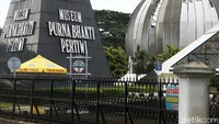 Bangunan Utama seluas -+2,5 hektare ini, terdiri atas satu bangunan kerucut utama dan empat kerucut sedang, berfungsi sebagai ruang pameran. Bangunan penunjang terdiri atas gerbang penerima, kios cendera mata, kafetaria, kantor pengelola, musala, shelter, restoran, arena bermain untuk anak-anak dan sangkar burung merak putih berfungsi sebagai penunjang operasional MPBP. Sedang tata ruang luar yang berfungsi sebagai area rekreasi dan penghijauan ini terdiri atas berbagai area taman dan tanaman langka khas Indonesia.