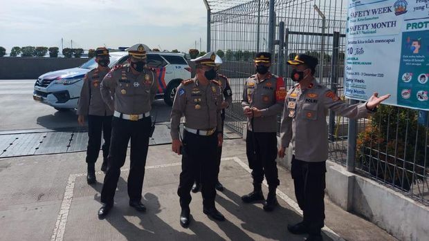 Dirlantas Polda Metro Jaya Kombes Sambodo Purnomo Yogo melakukan pengecekan