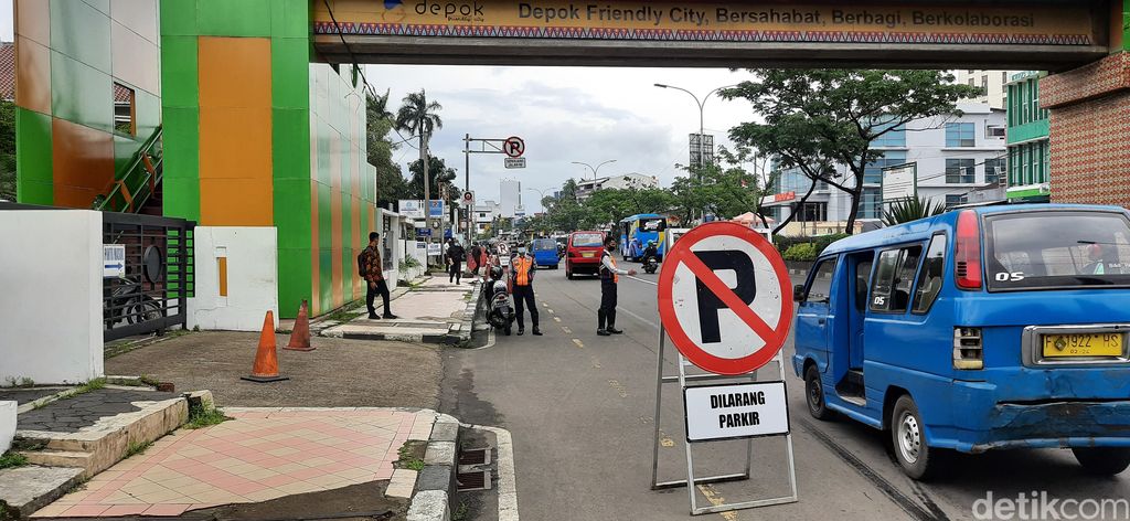Dishub jaga akses JPO dekat Balai Kota Depok dari barikade parkir liar, 7 April 2021.  (Rahmat Fathan/detikcom)