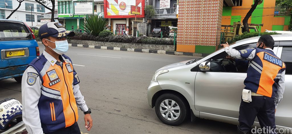 Dishub jaga akses JPO dekat Balai Kota Depok dari barikade parkir liar, 7 April 2021.  (Rahmat Fathan/detikcom)