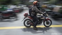 Pengendara melintas di trotoar kolong jalan layang non tol (JLNT) Casablanca, Jakarta, Rabu (7/4/2021). Ide membuat pembatas jalan pertama disebut oleh Wakil Gubernur DKI Jakarta Ahmad Riza Patria. 