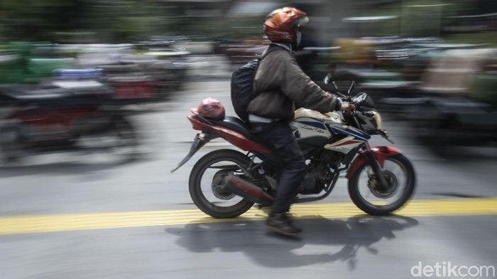 Duh, Kolong JLNT Casablanca Semrawut Pengendara melintas di trotoar kolong jalan layang non tol (JLNT) Casablanca, Jakarta, Rabu (7/4/2021).