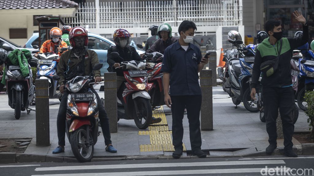 Duh, Kolong JLNT Casablanca Semrawut Pengendara melintas di trotoar kolong jalan layang non tol (JLNT) Casablanca, Jakarta, Rabu (7/4/2021).