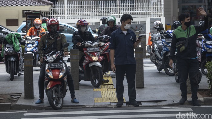 Pengendara melintas di trotoar kolong jalan layang non tol (JLNT) Casablanca, Jakarta, Rabu (7/4/2021).