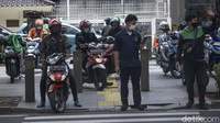 Menurut pejalan kaki sepeda motor yang kerap putar balik di tempat tersebut membahayakan pejalan kaki.  Gegara pemotor yang kerap putar balik di pedestrian, muncul ide pemberian pembatas jalan pada jalur pedestrian di Jl Prof Dr Satrio, depan mal Kuningan City, Jakarta Selatan. Pejalan kaki berharap ide tersebut dapat terealisasi.  
