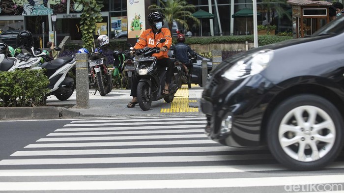 Pengendara melintas di trotoar kolong jalan layang non tol (JLNT) Casablanca, Jakarta, Rabu (7/4/2021).