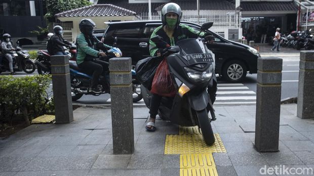 Pengendara melintas di trotoar kolong jalan layang non tol (JLNT) Casablanca, Jakarta, Rabu (7/4/2021).