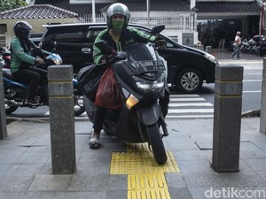 Menanti Portal S Penjaga Trotoar dari Pemotor Bandel Depan Kuningan City
