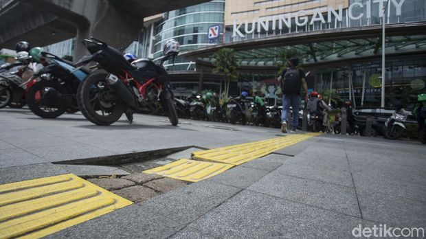 Sejumlah kendaraan bermotor parkir di trotoar kolong jalan layang non tol (JLNT) Casablanca, Jakarta, Rabu (7/4/2021).