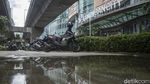 Duh, Motor Parkir Liar di Trotoar Kuningan Bikin Sumpek