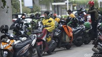 Fasilitas yang diberikan pemerintah untuk pejalan kaki kerap dibajak pemotor untuk putar balik hingga parkir di lokasi tersebut. Rifkianto Nugroho/detikcom  