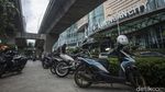 Duh, Motor Parkir Liar di Trotoar Kuningan Bikin Sumpek