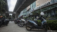 Keberadaan motor yang sering melintasi pedestrian ini membuat para pejalan kaki mengeluh terganggu. Rifkianto Nugroho/detikcom  