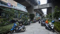 Sejumlah kendaraan bermotor parkir di trotoar kolong jalan layang non tol (JLNT) Casablanca, Jakarta, Rabu (7/4/2021). Rifkianto Nugroho/detikcom  