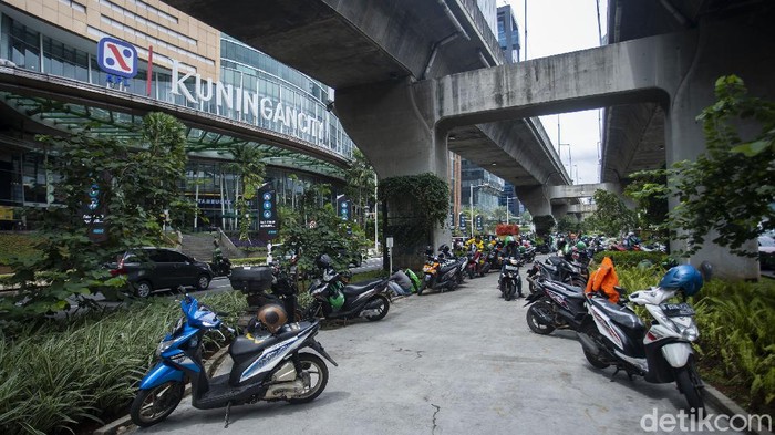 Duh, Parkir Liar di Trotoar Kuningan Bikin Semrawut Sejumlah kendaraan bermotor parkir di trotoar kolong jalan layang non tol (JLNT) Casablanca, Jakarta, Rabu (7/4/2021).