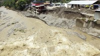 Sejumlah bangunan rusak dan warga tewas akibat bancana ini.