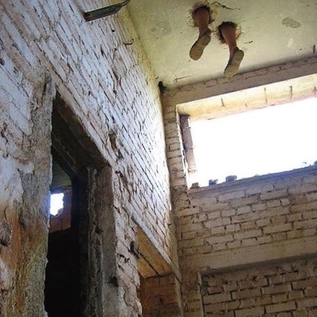 Sekilas dilihat tampak baik-baik saja. Tapi coba kamu perhatikan lagi bagian langit-langit rumahnya. Benar-benar cuma bisa dipahami pakai bahasa kalbu deh.. Foto: Instagram/@infotekniksipil