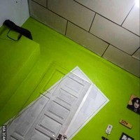 Kalau yang satu ini sih benar-benar bikin gagal paham. Entah apa tujuan sang pemilik mengecat pintu rumah tapi nggak pas kayak gini. Foto: 1cak.com