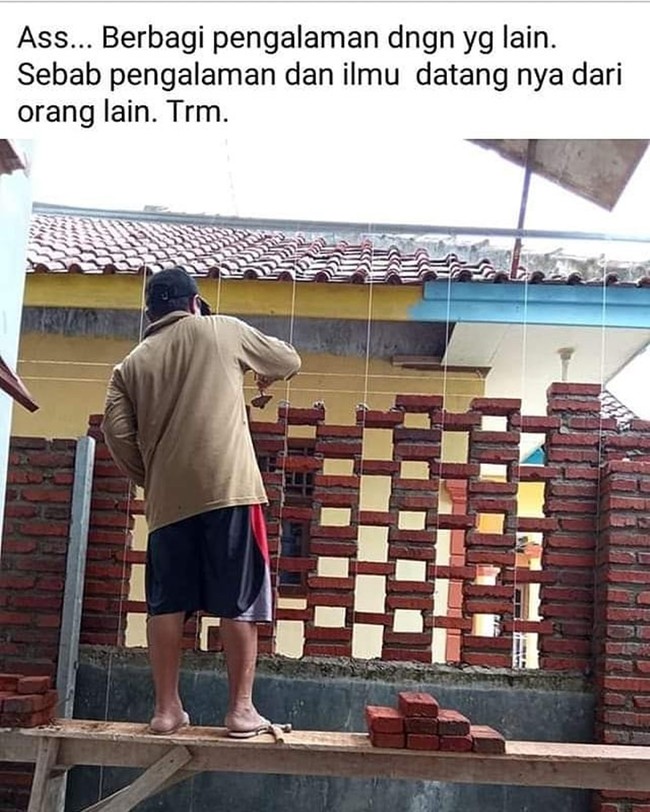 Mungkin niat si bapak pengin bikin tembok depan rumahnya jadi terlihat lebih artsy. Selain itu ya lumayan juga sih buat menghemat penggunaan batu bata. Foto: Instagram/@humorsantuy