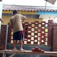 Mungkin niat si bapak pengin bikin tembok depan rumahnya jadi terlihat lebih artsy. Selain itu ya lumayan juga sih buat menghemat penggunaan batu bata. Foto: Instagram/@humorsantuy