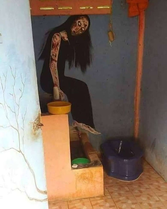 Kebayang nggak kalau kamu melihat desain tembok kayak gini di toilet pas malam hari? Masih siang aja udah bikin kaget, apalagi kalau pas udah gelap. Foto: Instagram/@sukijan.id