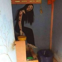 Kebayang nggak kalau kamu melihat desain tembok kayak gini di toilet pas malam hari? Masih siang aja udah bikin kaget, apalagi kalau pas udah gelap. Foto: Instagram/@sukijan.id