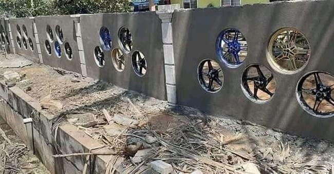 Anti mainstream, dinding yang satu ini terbuat dari velg mobil. Ada yang pernah lihat dinding dengan desain seperti ini? Foto: Instagram/@rakyat_plus_62