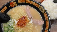Salah satunya ketika ia menyantap semangkuk penuh ramen yang hangat. Bahkan, Yeri juga menyiapkan semangkuk nasi untuk menghabiskan kuahnya. Foto: Instagram@yerimiese