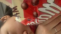 Yeri juga sangat mencintai cokelat dan camilan. Bahkan ia melalui kolom captionnya bilang masih menginginkan sebungkus cokelat lainnya. Foto: Instagram@yerimiese