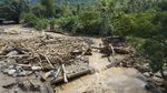 Gelondongan Kayu Menumpuk Sisa Banjir Bandang di NTT