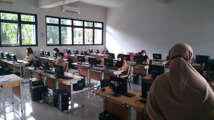Hari Pertama Sekolah Tatap Muka di SMKN 6 Jakarta,