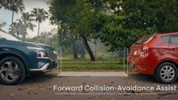 Fitur keamanan dan keselamatan juga menjadi paket yang diunggulkan di New Santa Fe ini. Mobil SUV yang masih diimpor secara utuh (CBU) dari Korea Selatan ini telah dibekali Forward Collision-Avoidance Assist (FCA), Blind-Spot Collision-Avoidance Assist (BCA), lalu Blind-Spot View Monitor (BVM), Rear Cross-Traffic Collision-Avoidance Assist (RCCA), Lane Keeping Assist (LKA), Lane Following Assist (LFA), Electric Child Lock (ECL), & Safe Exit Assist (SEA), serta Rear Occupant Alert (ROA). Fitur lainnya adalah High Beam Assist, Surround View Monitor (SVM), juga 6 SRS Airbags. Foto: Youtube Hyundai Indonesia