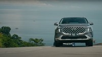 Hyundai New Santa Fe kini memiliki tampilan grille yang lebar dan menyatu dengan lampu depan yang khas, New Santa Fe berhasil memberikan nuansa baru di bagian depan yang sangat tegas dan bertenaga. Kemudian bagian samping mobil ini juga dirancang dengan konsep proporsional dan peleknya pakai size 18 inci yang membuat kaki-kakinya tampak kekar. Foto: Youtube Hyundai Indonesia