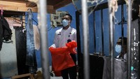 Petugas lapas melakukan penggeledahan saat inspeksi mendadak (sidak) di Blok F, Rutan Klas I Surabaya di Medaeng-Sidoarjo, Jawa Timur, Selasa (6/4/2021). ANTARA FOTO/Umarul Faruq