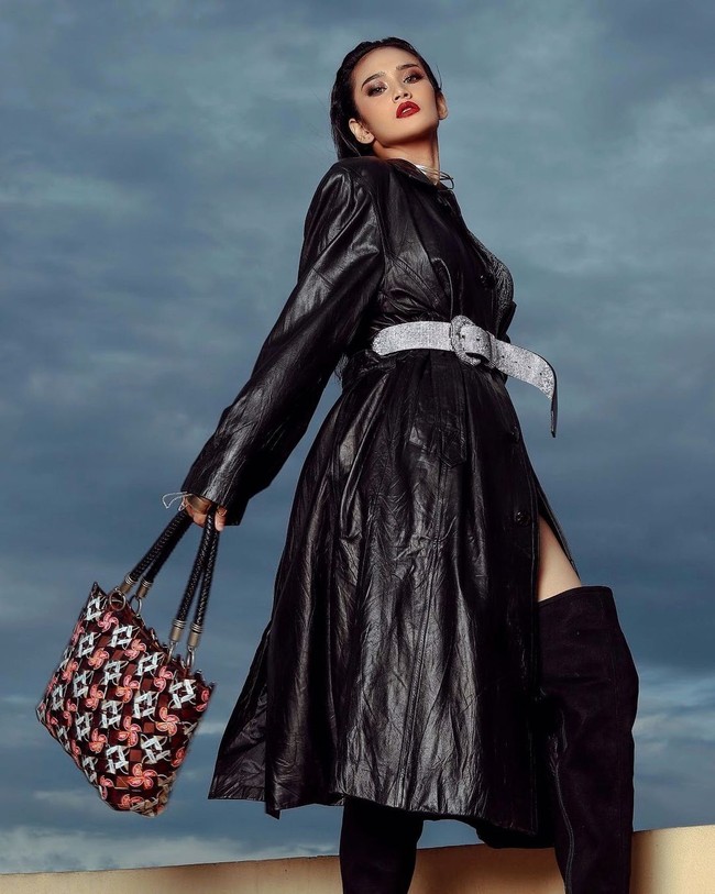 Kerap mengikuti berbagai kontes kecantikan, Intan Wisni juga populer sebagai model iklan. Selain itu Intan juga kerap membintangi acara televisi Bedah Rumah di Global TV. Dalam video yang diunggahnya tampak Intan mengikuti kehidupan pria bernama Nirja yang bekerja sebagai pencari batu kali.  Foto: Dok. Instagram @intanwisni89.