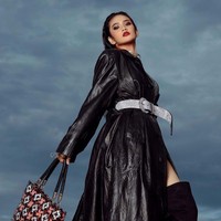 Kerap mengikuti berbagai kontes kecantikan, Intan Wisni juga populer sebagai model iklan. Selain itu Intan juga kerap membintangi acara televisi Bedah Rumah di Global TV. Dalam video yang diunggahnya tampak Intan mengikuti kehidupan pria bernama Nirja yang bekerja sebagai pencari batu kali.  Foto: Dok. Instagram @intanwisni89.