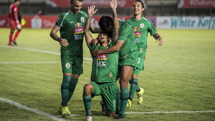 Tim pesepak Bola PSS Sleman melakukan selebrasi kemenangan usai mencetak gol ke gawang Persebaya Surabaya saat pertandingan sepak bola Group C Piala Menpora di Stadion Si Jalak Harupat, Kabupaten Bandung, Jawa Barat, Rabu (7/4/2021). PSS Sleman memenangi pertandingan melawan Persebaya Surabaya dengan skor 1-0. ANTARA FOTO/M Agung Rajasa/foc.